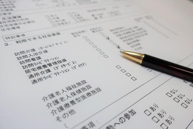 両親の介護にかかる費用はどれくらい？在宅・施設ごとの目安