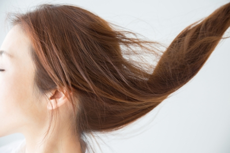 サラサラで綺麗なロングヘアに！髪をきれいにのばす方法をご紹介