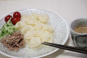 暑い夏に備えて、栄養たっぷり胡麻だれそうめん