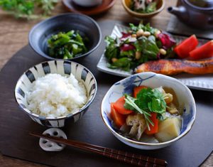 高齢者の食事量の目安とは